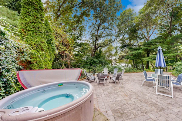 Cozy home on lake including local beach pass , hot tub, patio, W/D, & AC