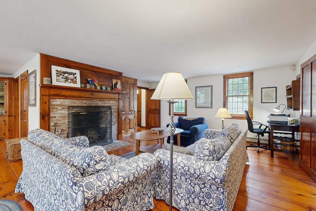 Cozy family retreat with kayaks, board games, AC, and beach access