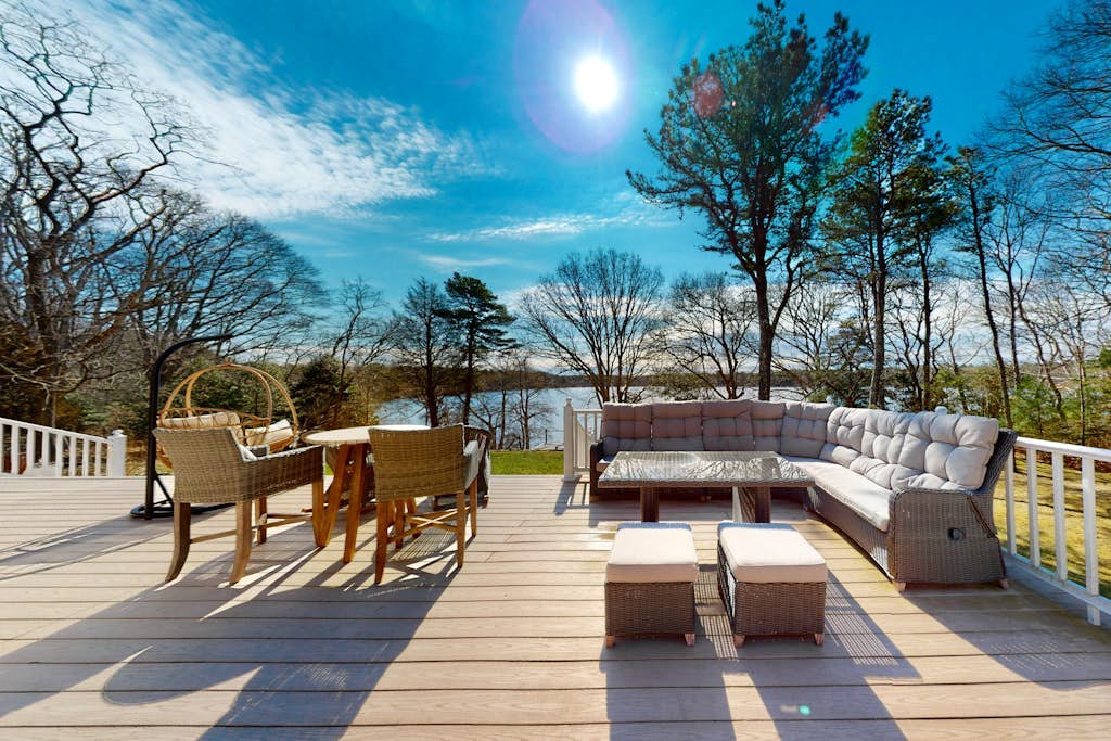 Wonderful waterfront getaway with furnished deck, pond access, kayaks & WiFi
