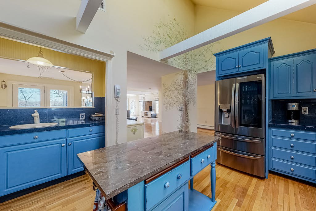 Wonderful waterfront getaway with furnished deck, pond access, kayaks & WiFi