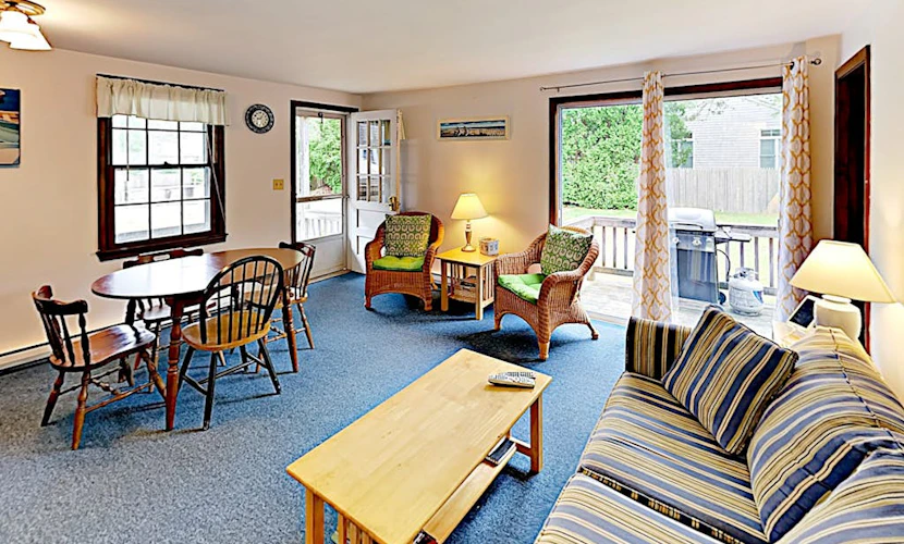 Spacious duplex with large outdoor deck - just minutes to Sea Street Beach