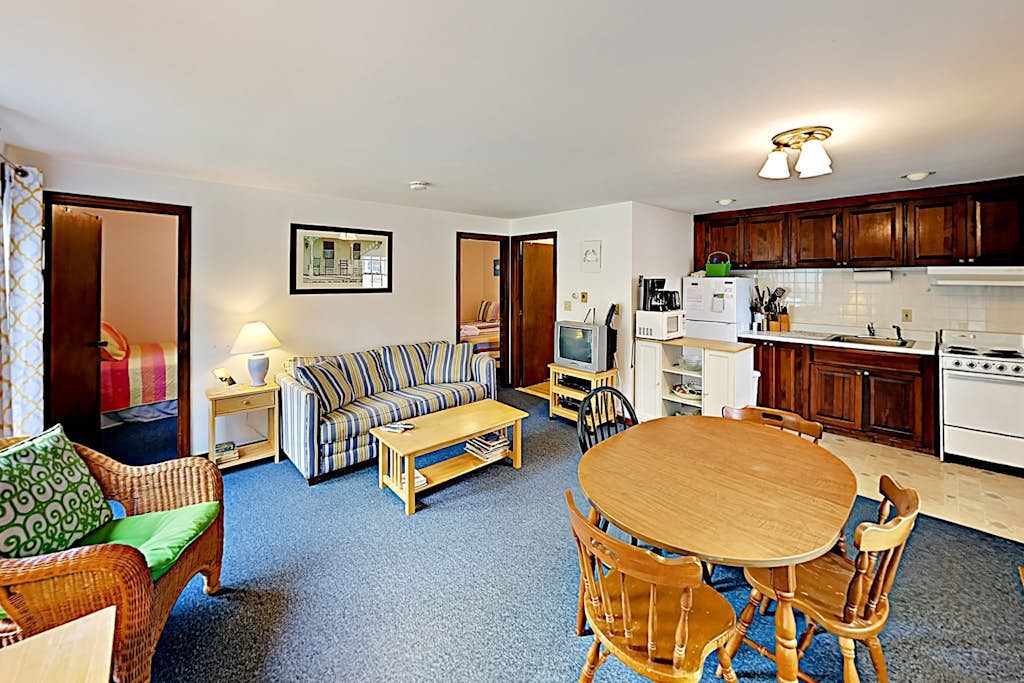 Spacious duplex with large outdoor deck - just minutes to Sea Street Beach