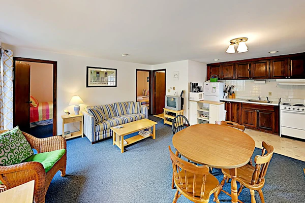 Spacious duplex with large outdoor deck - just minutes to Sea Street Beach