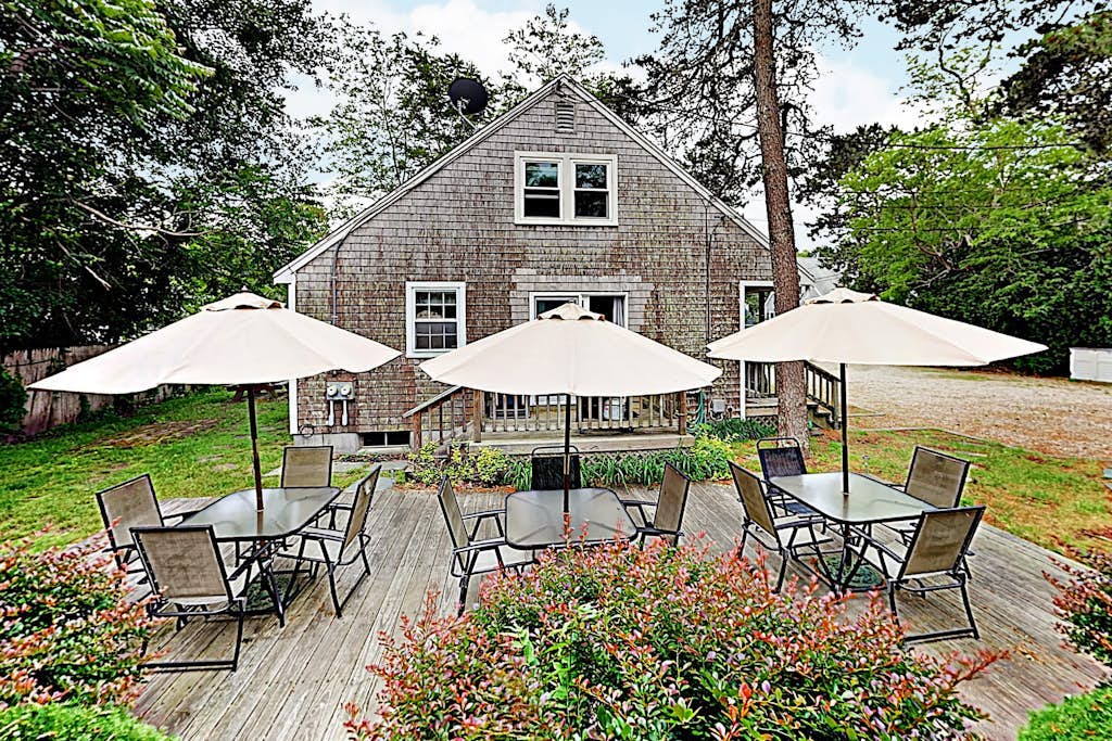 Spacious duplex with large outdoor deck - just minutes to Sea Street Beach