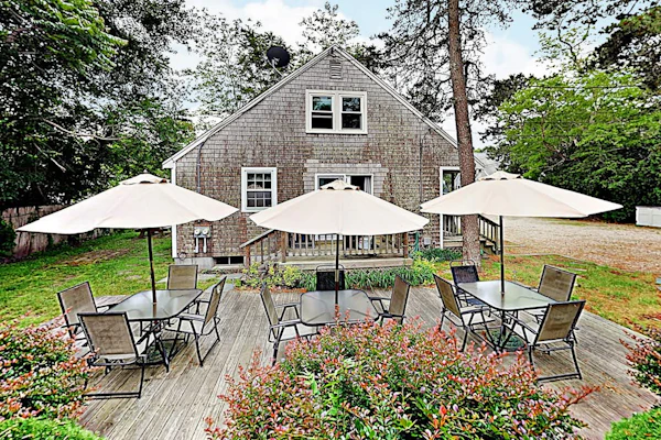 Spacious duplex with large outdoor deck - just minutes to Sea Street Beach