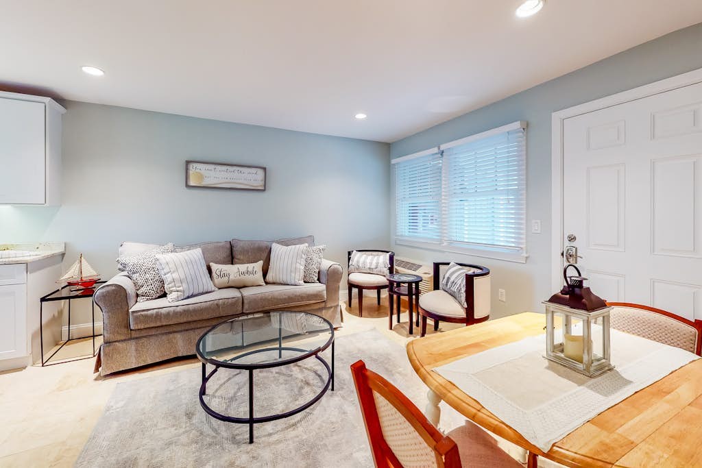 Quaint condo near private beach access with fireplace - close to dining