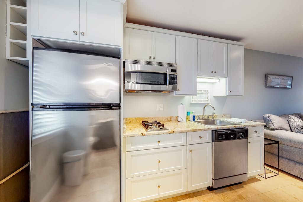 Quaint condo near private beach access with fireplace - close to dining