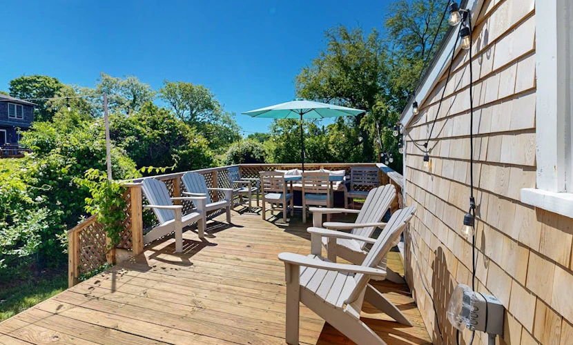 Water-view home in great location with spacious backyard, grill, kayaks, dogs OK