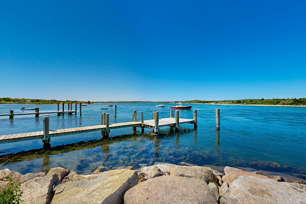Water-view home in great location with spacious backyard, grill, kayaks, dogs OK
