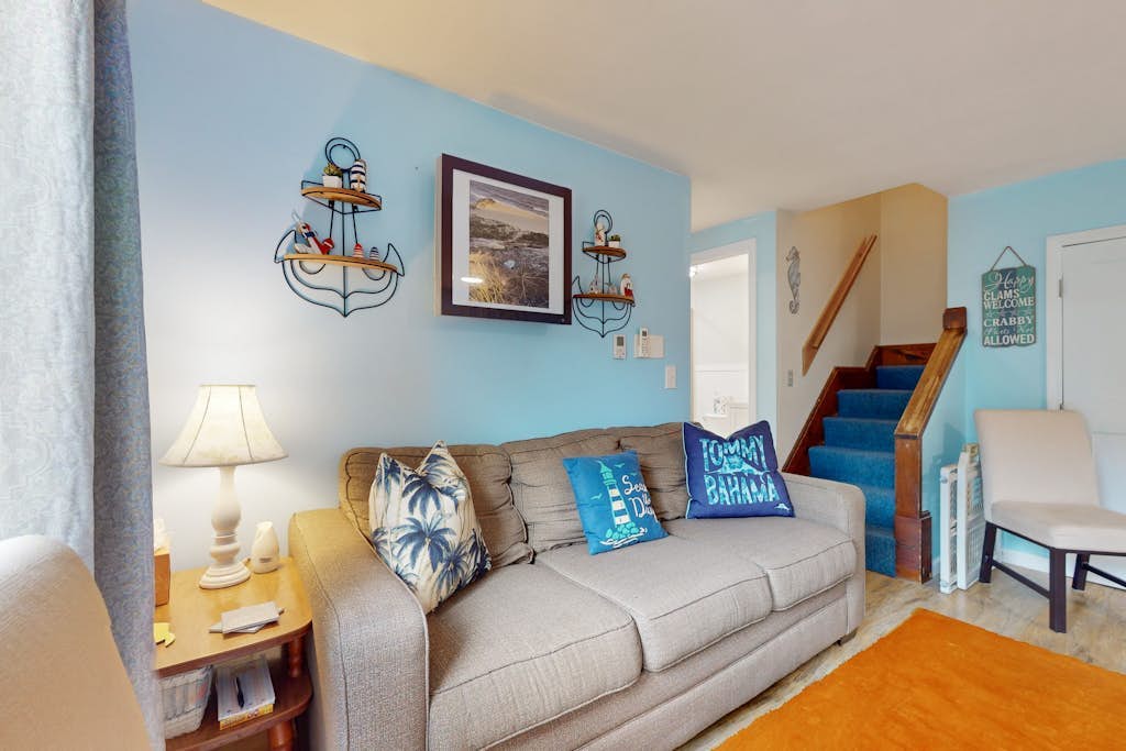 Nautical oceanside duplex with fast WiFi & central AC - walk to Sea Street Beach