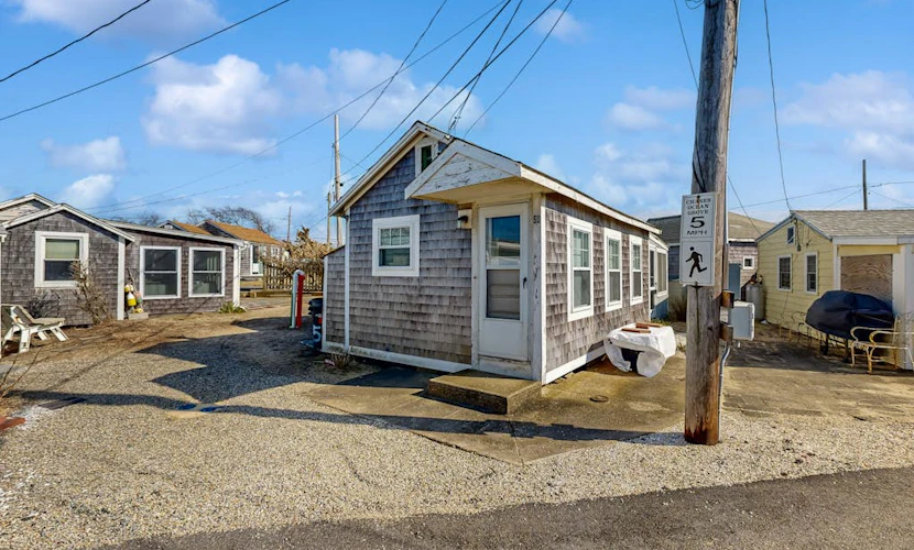 Charming cottage with private beach, patio, & full kitchen - near golf & park