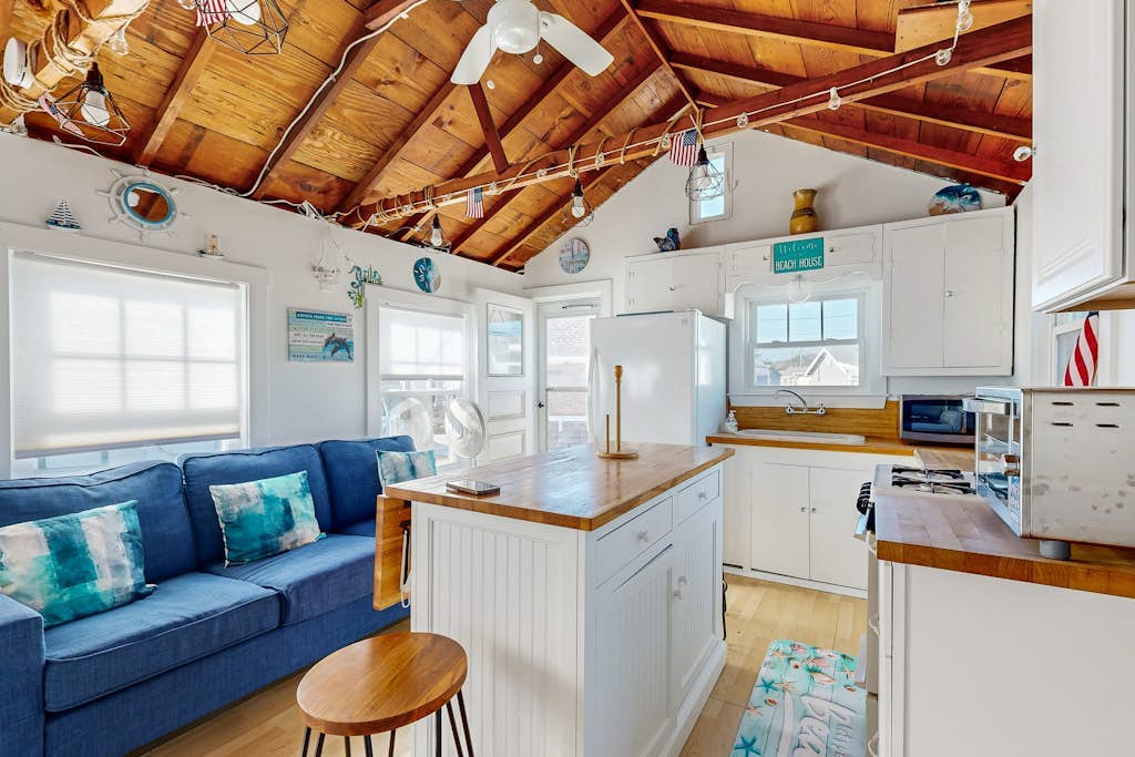 Charming cottage with private beach, patio, & full kitchen - near golf & park