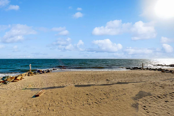Charming cottage with private beach, patio, & full kitchen - near golf & park
