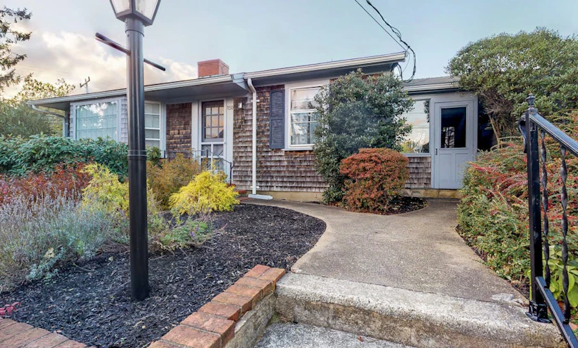 Charming island cottage near town & beaches