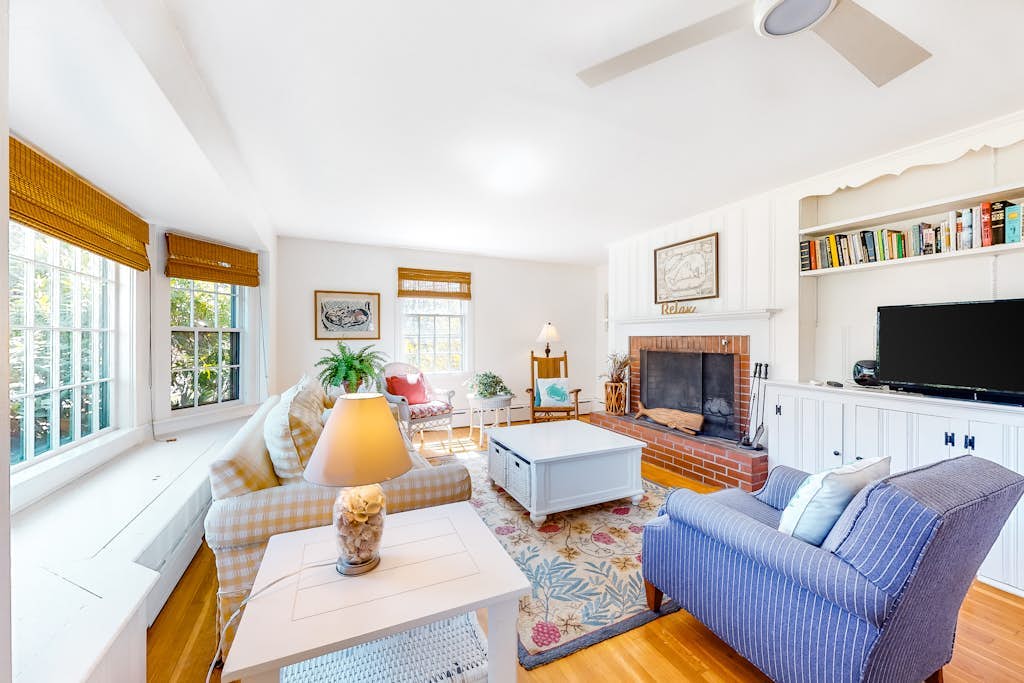 Charming island cottage near town & beaches