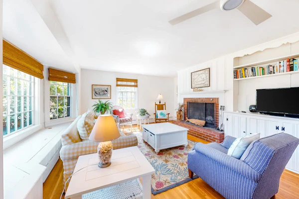 Charming island cottage near town & beaches