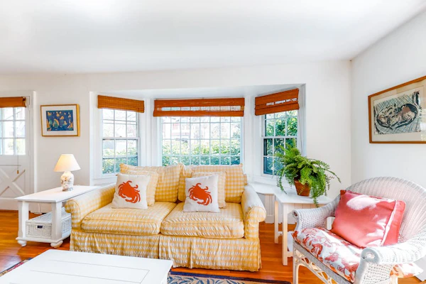 Charming island cottage near town & beaches