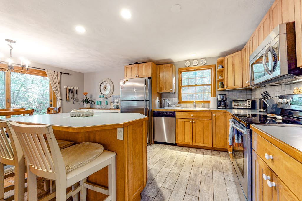 Dog-friendly Bournes Pond home minutes to downtown Falmouth with grill