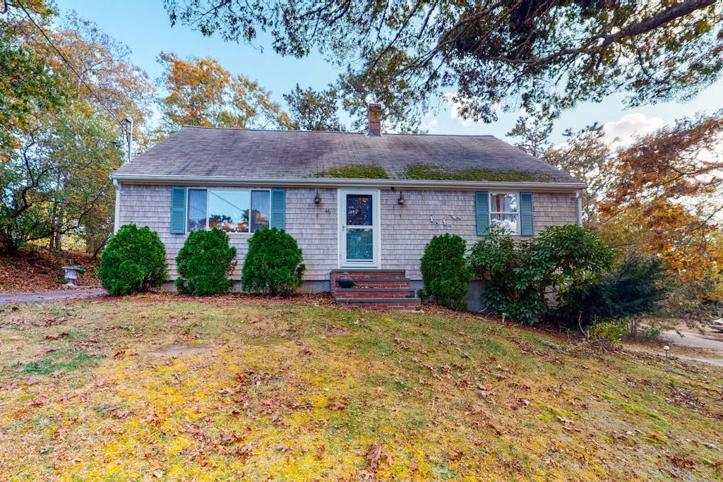 Dog-friendly Bournes Pond home minutes to downtown Falmouth with grill