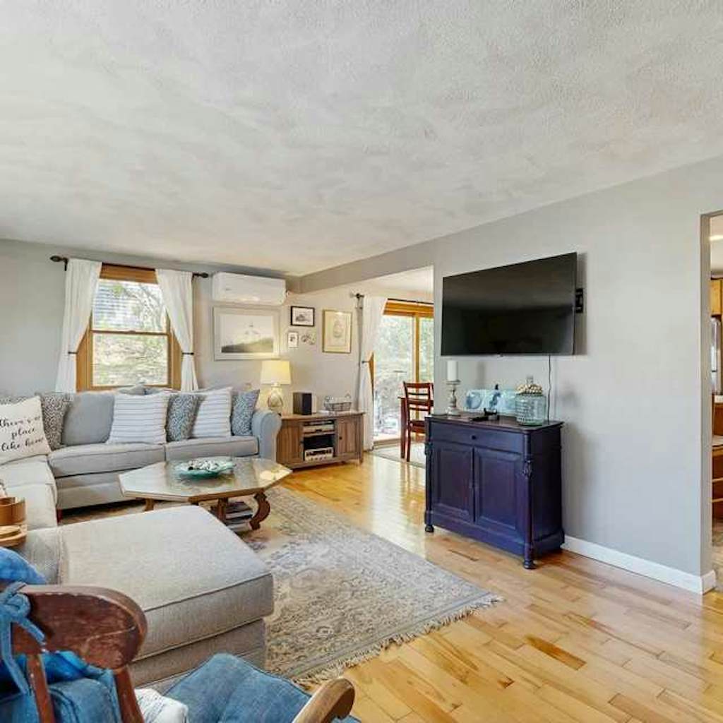 Dog-friendly Bournes Pond home minutes to downtown Falmouth with grill