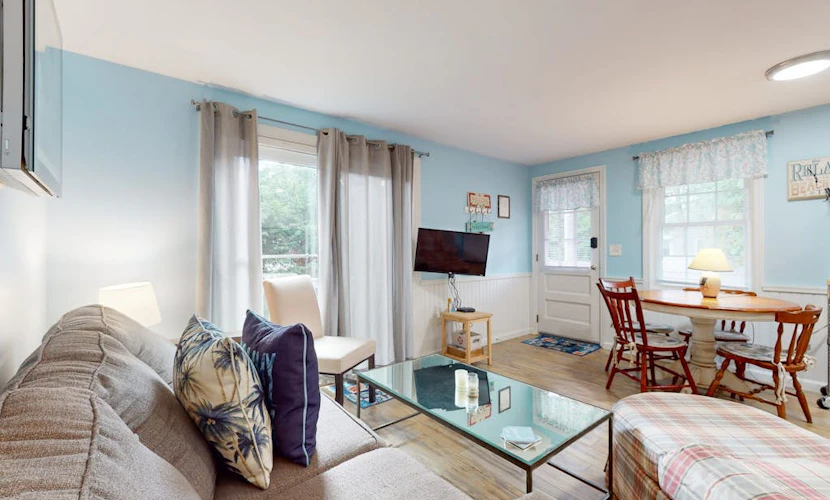 Oceanside duplex with high-speed WiFi & central AC - walk to Sea Street Beach