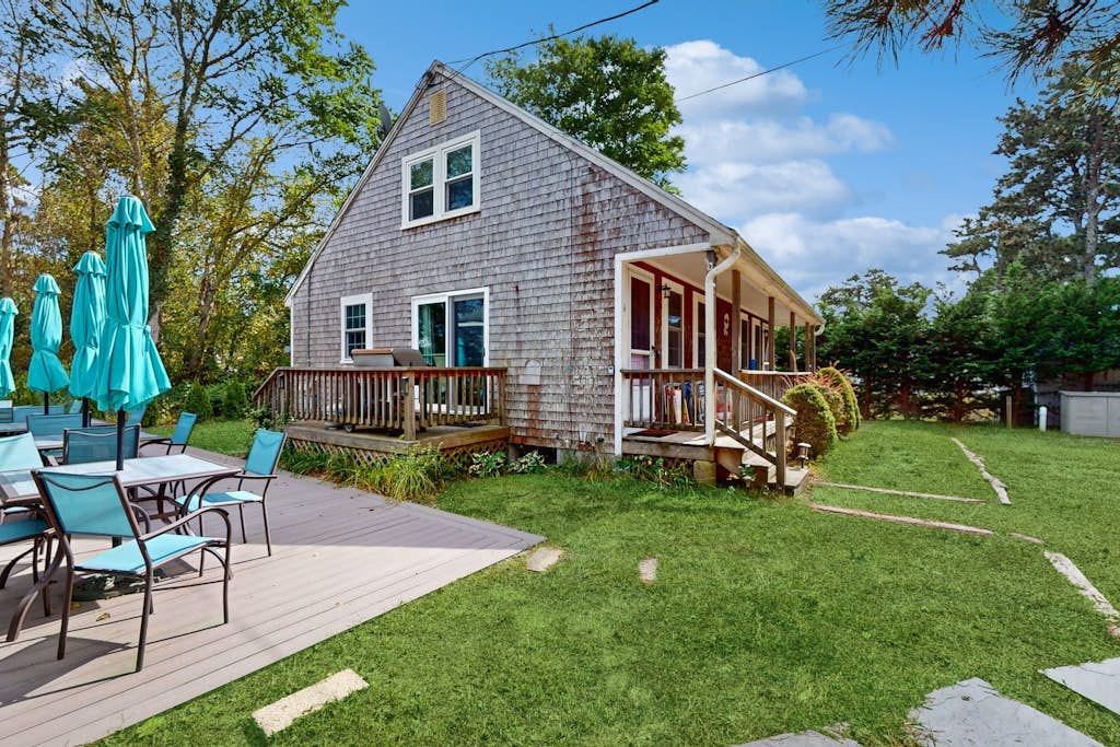 Oceanside duplex with high-speed WiFi & central AC - walk to Sea Street Beach