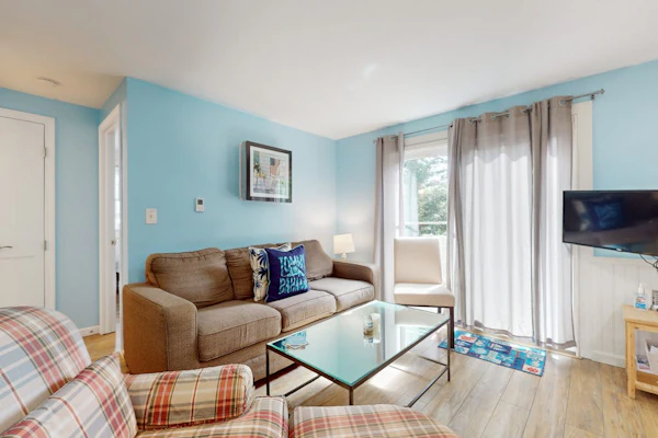 Oceanside duplex with high-speed WiFi & central AC - walk to Sea Street Beach