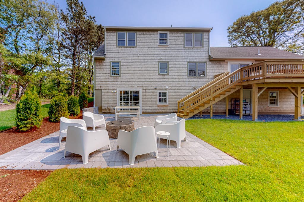Lovely dog-friendly home w/ fireplace, central AC, full kitchen, & washer/dryer