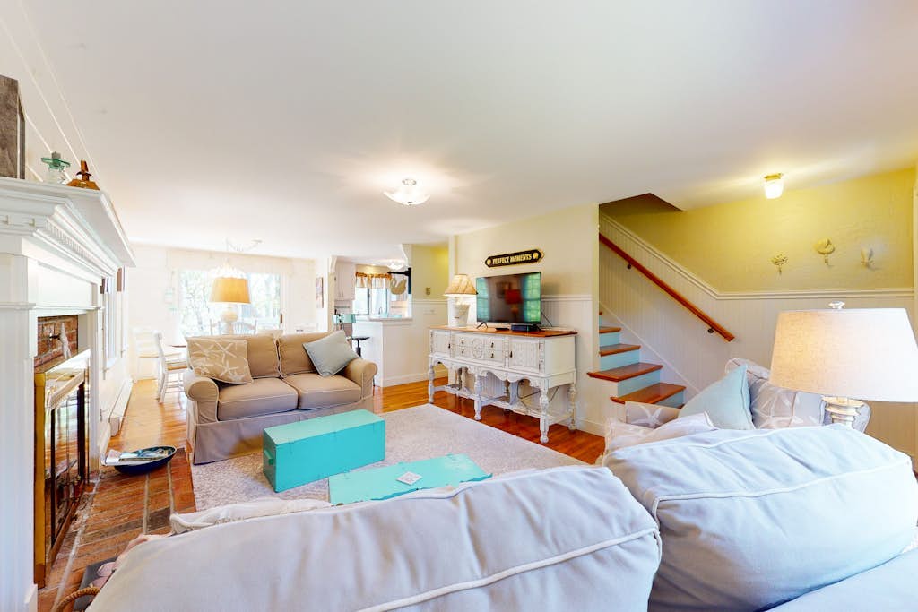 Waterfront escape with gas grill, furnished deck, fast WiFi, beach access nearby