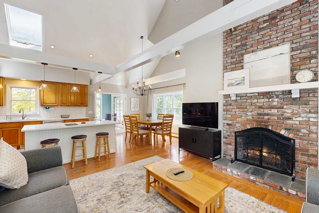 Pond view home w/ AC, sunroom, kayak & near town and beaches