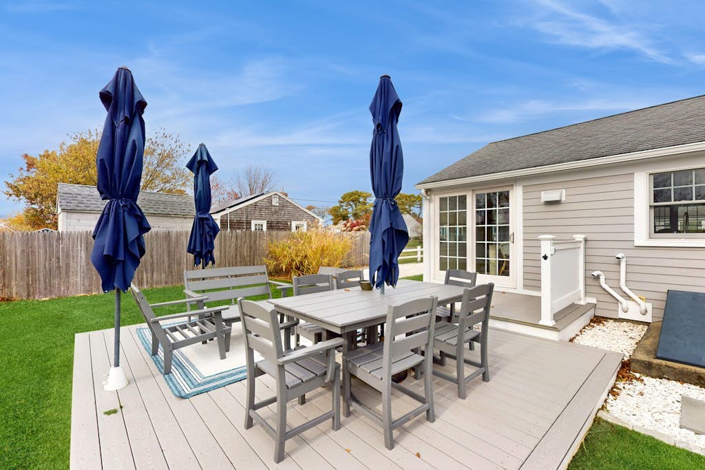 Beautiful updated cottage: walk to beach, AC & large yard