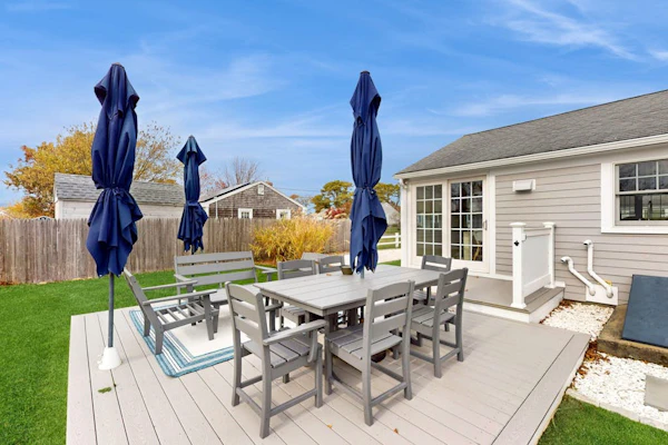 Beautiful updated cottage: walk to beach, AC & large yard