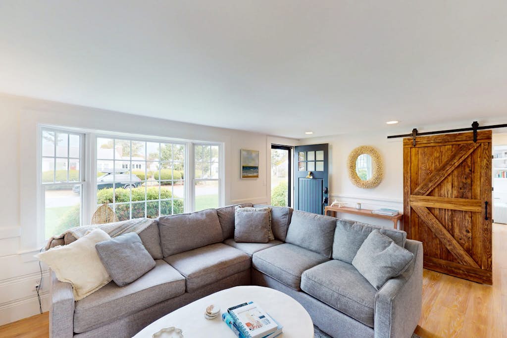 Beautiful updated cottage: walk to beach, AC & large yard