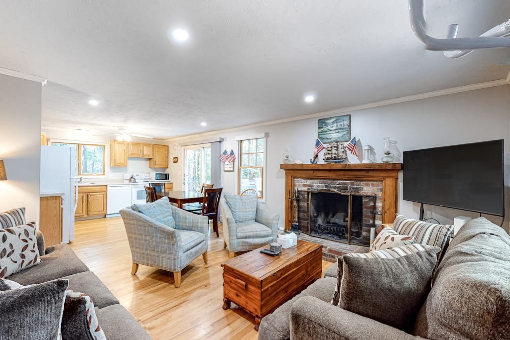 Lovely Cape Cod Home with Large Deck, Gas Grill, AC, and Free WiFi