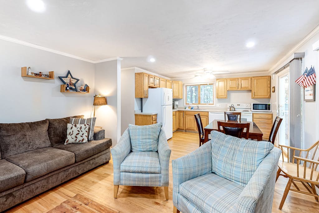 Lovely Cape Cod Home with Large Deck, Gas Grill, AC, and Free WiFi