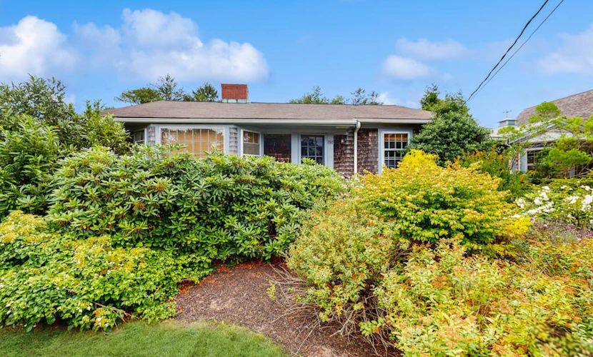 Welcoming island cottage with patio & enclosed yard - close to town & beaches