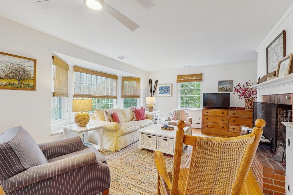 Welcoming island cottage with patio & enclosed yard - close to town & beaches