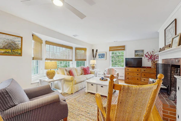 Welcoming island cottage with patio & enclosed yard - close to town & beaches