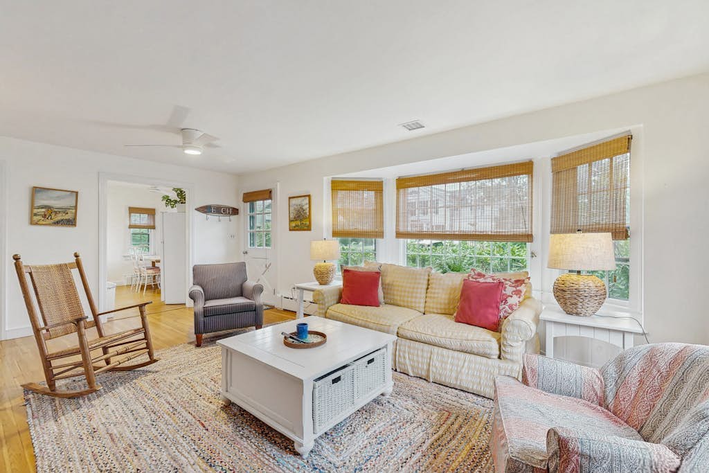 Welcoming island cottage with patio & enclosed yard - close to town & beaches
