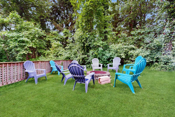 Beautiful bright home with firepit, deck & backyard - walk to beach