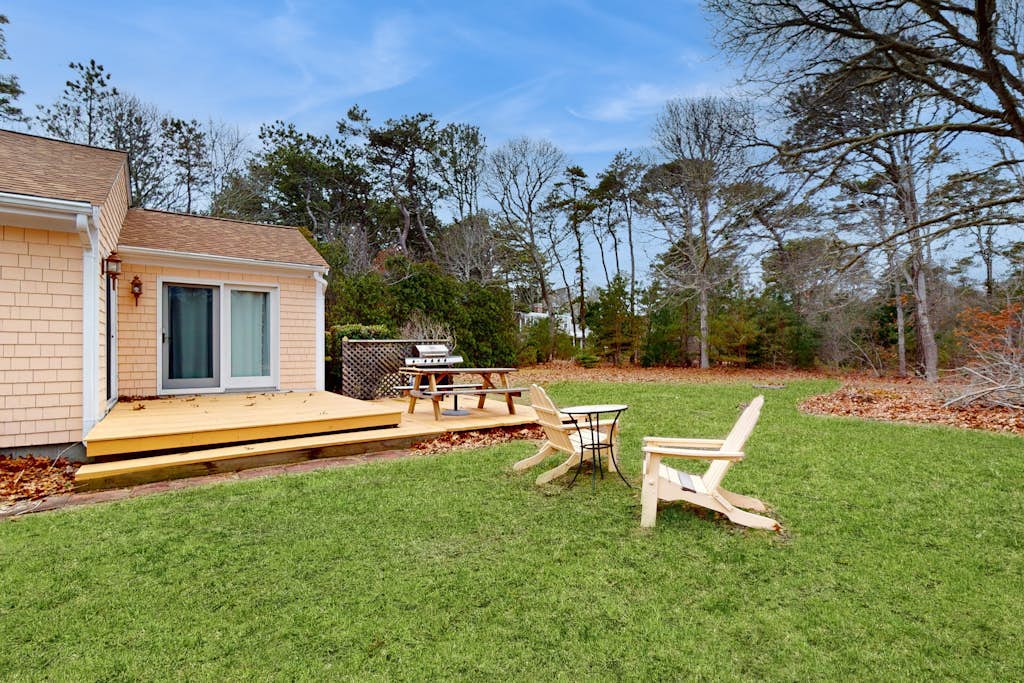 Dog-friendly home with large yard - walk to Great Pond & Kingsbury Beach