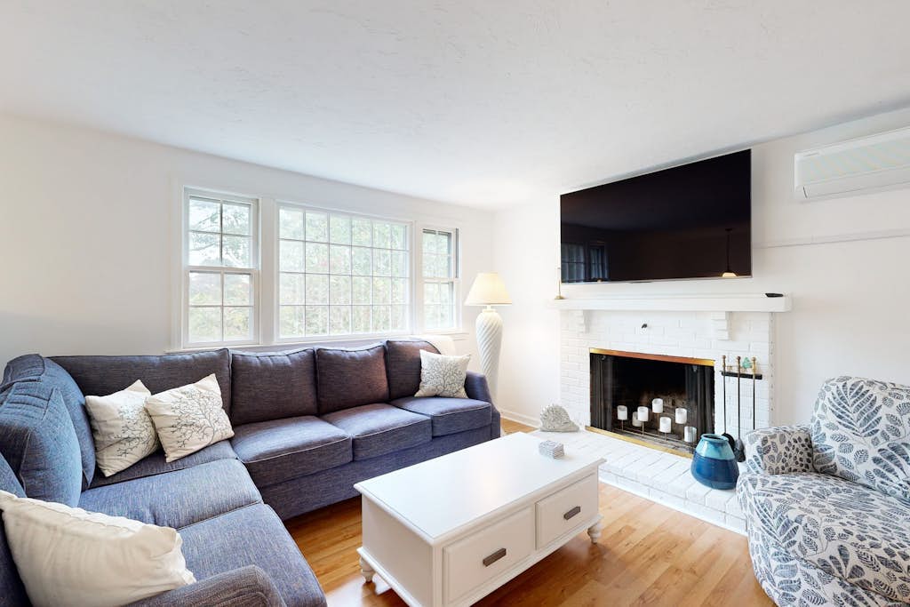 Spacious house close to town and beach with AC, W/D, games, deck, & grill