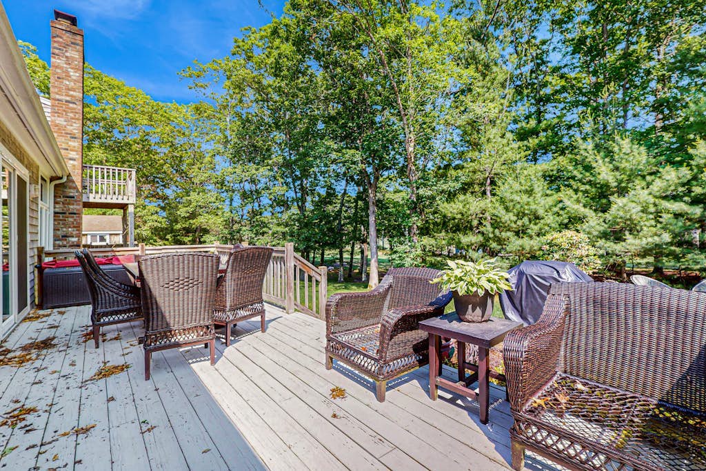 Peaceful home convenient to bike path, beaches, shopping, dining & entertainment