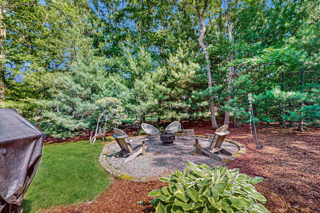 Peaceful home convenient to bike path, beaches, shopping, dining & entertainment