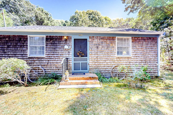 Newly remodeled bayside cottage with screened patio - short drive to the water