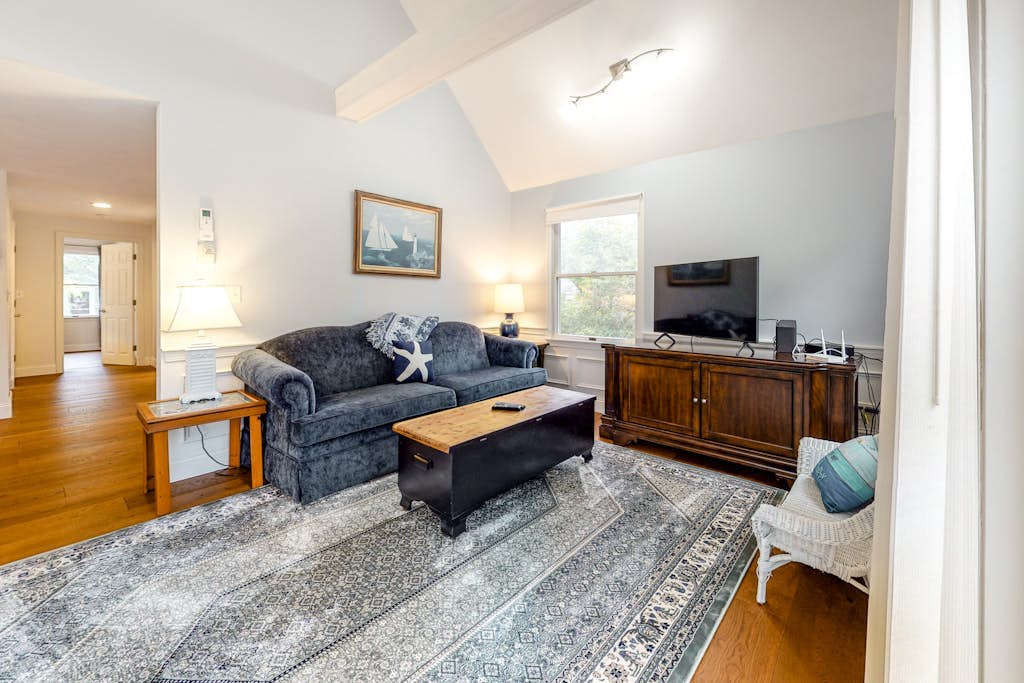 Charming cottage with deck, yard, & AC - walk to beach, Main Street, & ferry