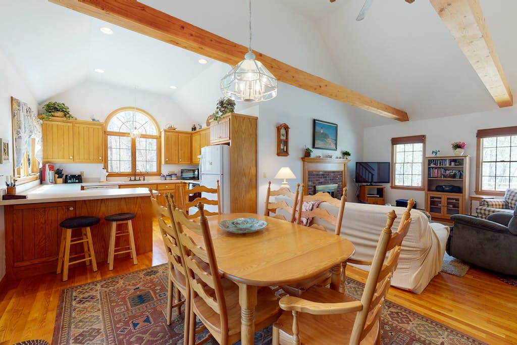 Peaceful cottage with deck, screened porch, grill, & firepit - walk to beach