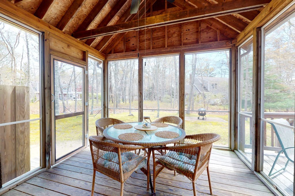 Peaceful cottage with deck, screened porch, grill, & firepit - walk to beach