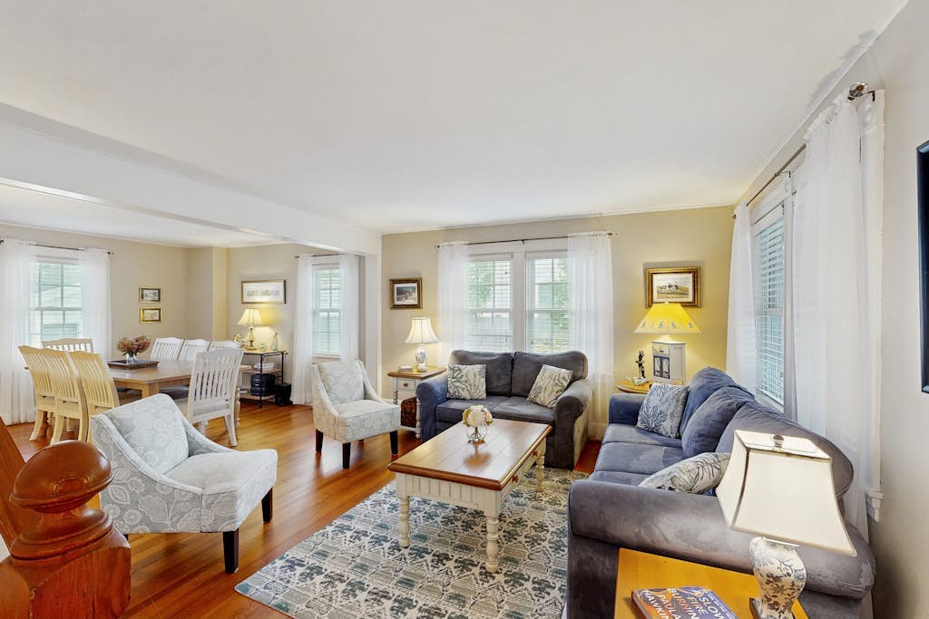 Bright spacious downtown home w/ guest house; walk to beach & lighthouse