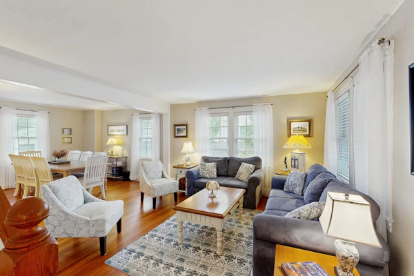 Bright spacious downtown home w/ guest house; walk to beach & lighthouse